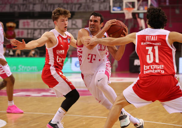 展示了他在 展示了他在